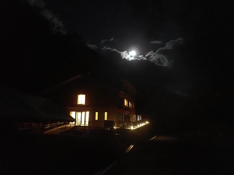2.広河原山荘から見た宵待月