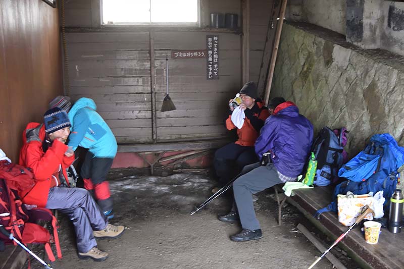 3.山頂避難小屋で昼食